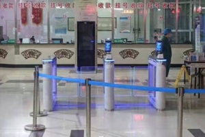 疫情防控的“閘門”一絲不能放松，人臉識別測溫閘機(jī)智防疫火